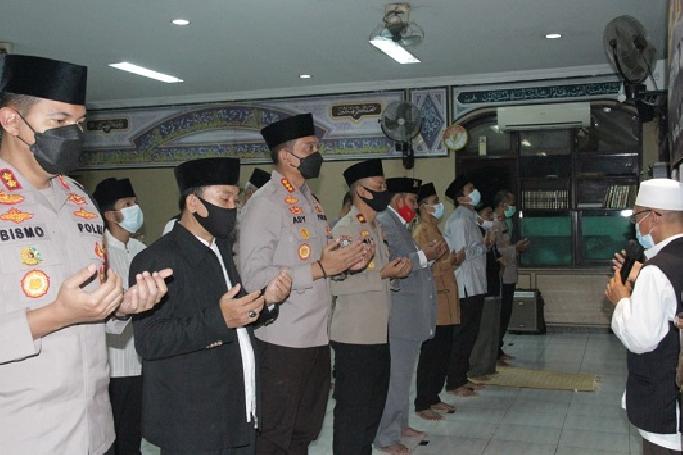 Personel Polres Metro Jakarta Barat Menggelar Shalat Ghaib