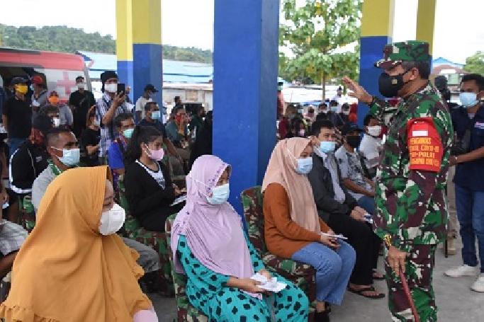 Pangdam XVIII/Kasuari Tinjau Pelaksanaan Serbuan Vaksinasi 