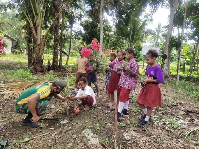Satgas Yonif MR 413 Kostrad Ajarkan Siswa Perbatasan Tanam Bunga