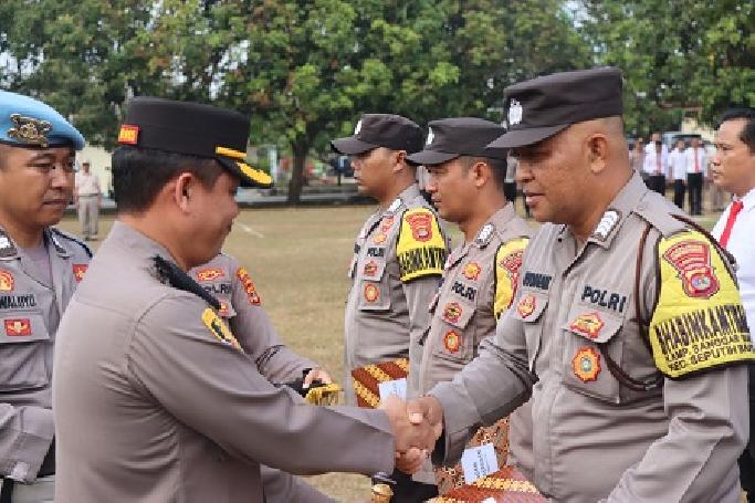 Kapolres Lamteng Berikan Penghargaan ke 10 Anggotanya