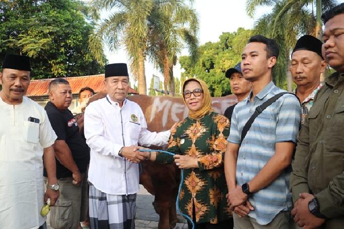 Presiden Prabowo dan Mensesneg Serahkan Sapi Kurban Raksasa untuk Blora