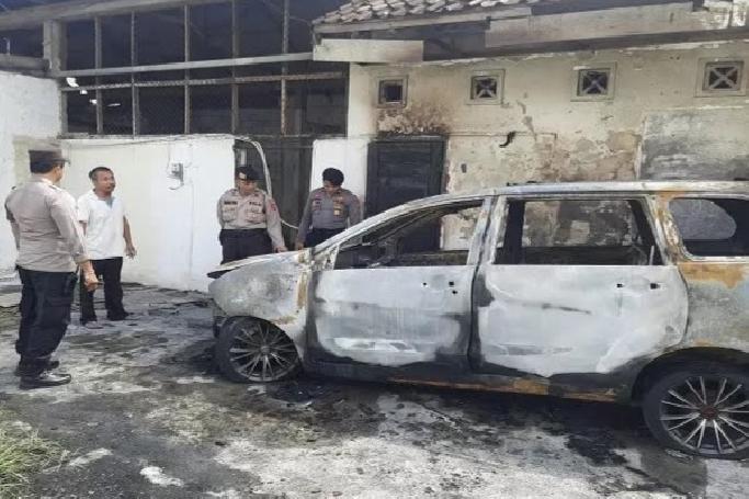 Mabuk dan Onar, WNA Australia di Bali Rampas dan Bakar Mobil