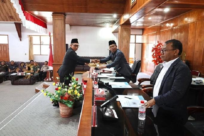 Bupati Taput Sampaikan Nota Pengantar Ranperda Pajak dan Retribusi Daerah