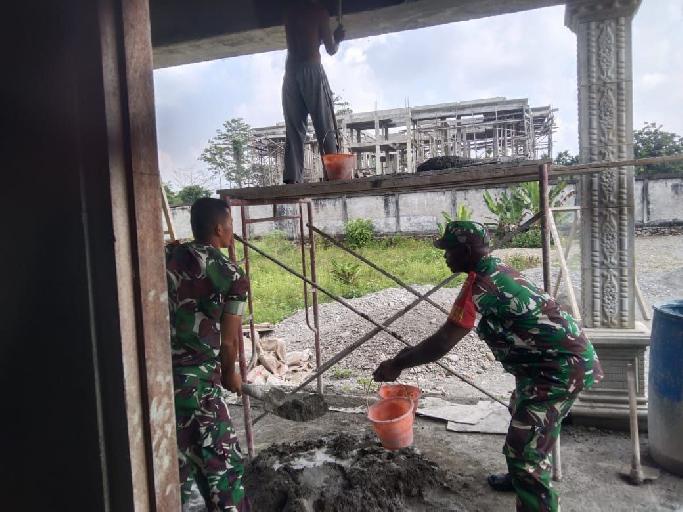 Tingkatkan Sinergitas, Babinsa Koramil 1710-03/Kuala Kencana Bantu Membangun Rumah Warga