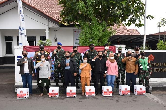Kepala Staf Subkogartab 0618/Kota Bandung Bagikan 250 Paket Sembako