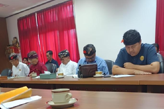 Puluhan Warga Desa Adat Selat Demo di Kantor MDA Bali, Tuntut Solusi Polemik Bendesa