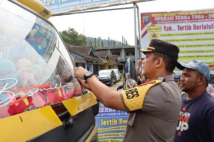 Operasi Zebra Toba 2023, Kapolres Tapteng Bagikan Helm Gratis