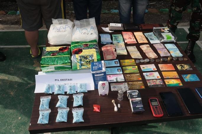 Selundupkan 4 Kg Sabu, Tiga Orang Diamankan Satgas Pamtas Yonif 642/Kapuas