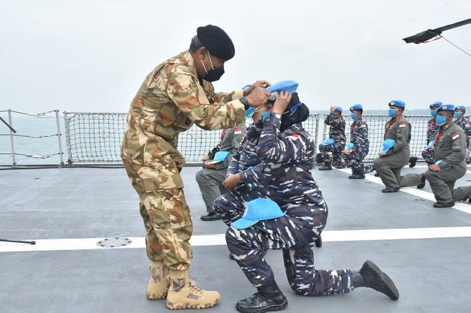 Prajurit KRI SIM-367 Satgas MTF TNI Konga XXVIII-M Ikuti Tradisi Pembaretan