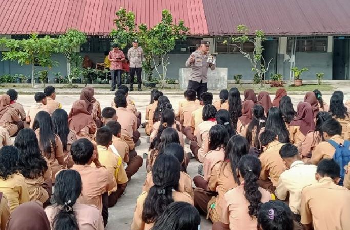 Sat Binmas Polres Tapteng Ajak Pelajar SMAN 1 Kolang Jadi Generasi Tertib dan Bebas Kenakalan Remaja