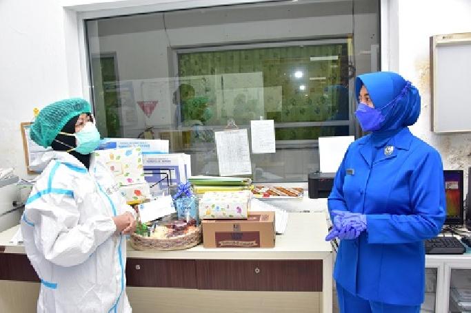 Ketua DJA II Beri Bingkisan Ke Prajurit Yang Isolasi Covid-19