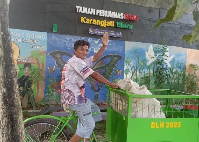 Dorong Raih Adipura Kencana, DLH Blora Distribusikan Becak Sampah Bantuan Bupati