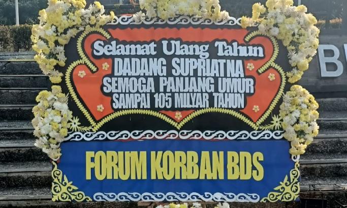 Karangan Bunga Kritik PT BDS Hiasi Kantor DPRD di Tengah Ultah Bupati Bandung