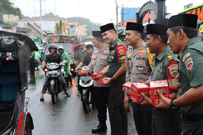 Sinergitas TNI-Polri di Sibolga, Tapteng Bagikan 1.000 Takjil