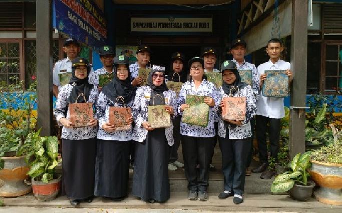 Sambut HGN dan HUT ke 78 PGRI, Kepsek SMPN 2 Pulau Petak Beri Tali Asih