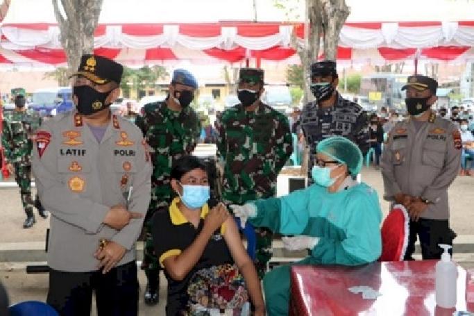 TNI AL Lantamal VII Sebagai Vaksinator Serbuan Vaksinasi di NTT