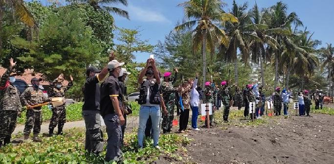 Rapala Bakamla RI Ikut Tanam 1.000 Pohon Cemara di Pesisir Pantai Lampon