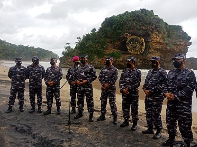 Dampingi Kasal, Pangkoarmada II Hadiri Upacara Tradisi Pembaretan Korps Marinir