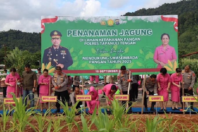 Dukung Swasembada Pangan, Kapolda Sumut Tanam Jagung dan Tebar Bibit Ikan di Tapteng