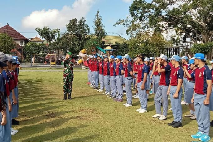 TNI-Polri Latih PBB 800 Siswa SMAN 1 Bangli