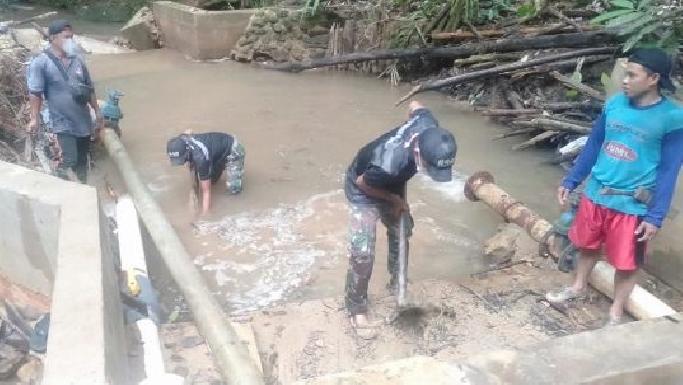 Satgas Pamtas Yonif 642/Kapuas Bersama Warga Bersihkan Bendungan