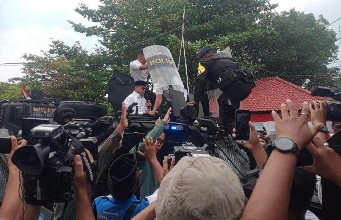 Tolak Mundur Bupati Pati Dilempar Sendal di Tengah Aksi Demonstrasi