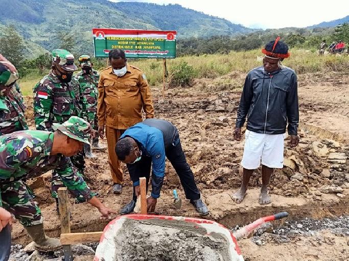 Masyarakat Distrik Ibele, Antusias Sambut TNI Manunggal Membangun Desa