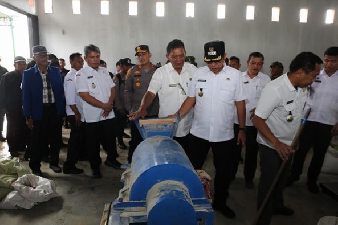 Bupati Taput Tinjau Optimalisasi Pengolahan Pakan Ternak