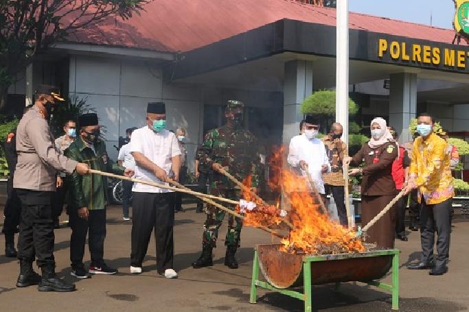 Ribuan Botol Miras dan Narkotika Dimusnahkan