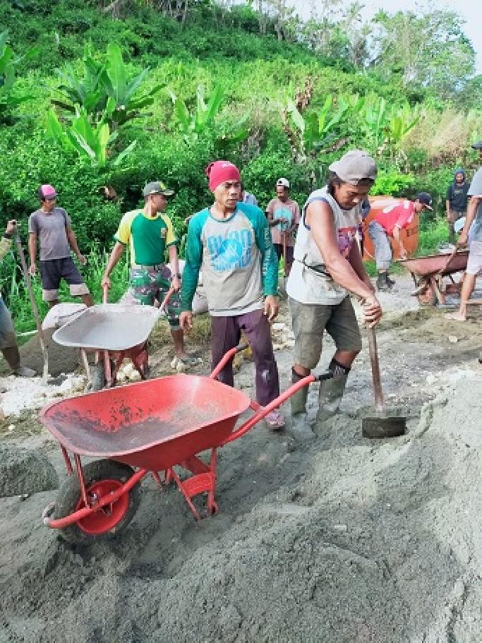 Satgas Yonif MR 413 Kostrad Bangun Jalan Kampung