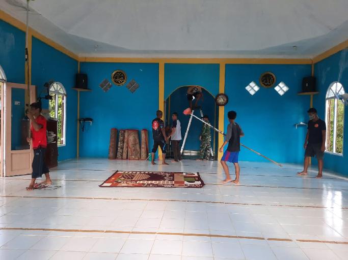 Personel Satgas Yonif 642 Bersama Masyarakat Entikong Bersihkan Masjid