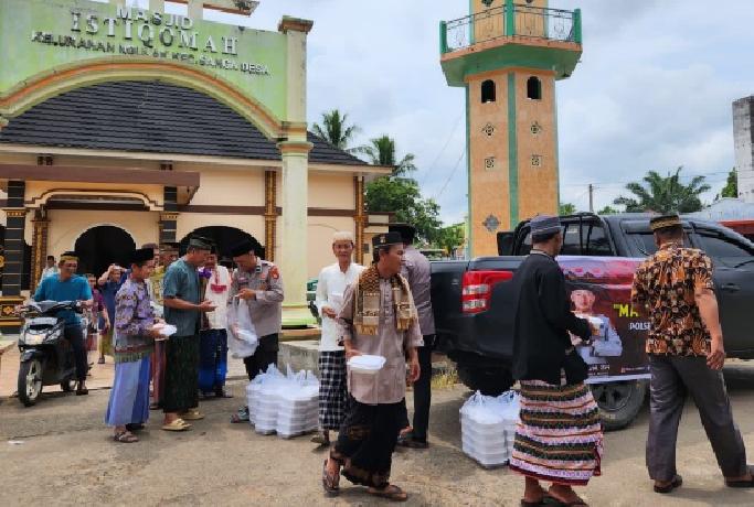 Polsek Sanga Desa Bagikan 100 Nasi Kotak Ke Jamaah Masjid Istiqomah