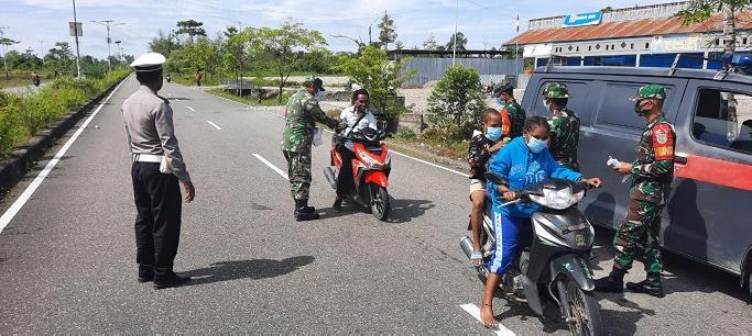 Tegakkan Protokol Kesehatan Kodim 1715/Yahukimo Turun ke Jalan
