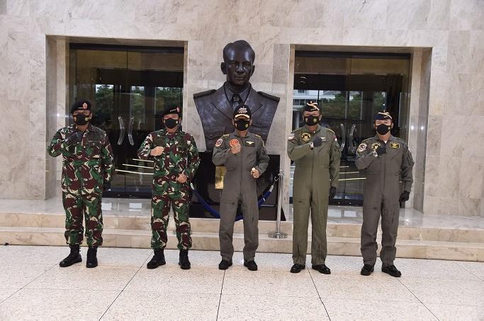 Panglima TNI Hadiri Penyematan Wing Kehormatan Penerbang TNI AU Kepada Kapolri