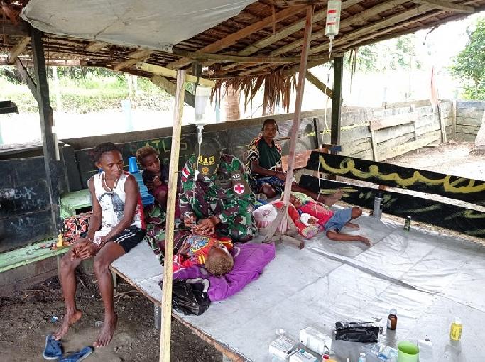 Sakit Malaria, Dua Anak Papua Dilarikan Ke Pos Kesehatan Satgas Yonif MR 413