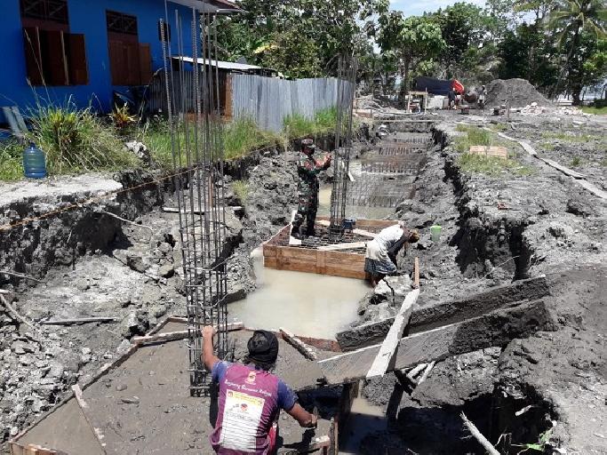 Babinsa Kodim Yawa Bantu Percepat Pembangunan Gereja