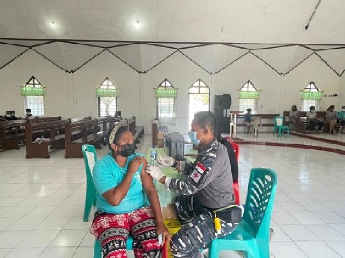 Lantamal VII Kerahkan Nakes Bantu Vaksinasi Di Pesisir Kupang Barat