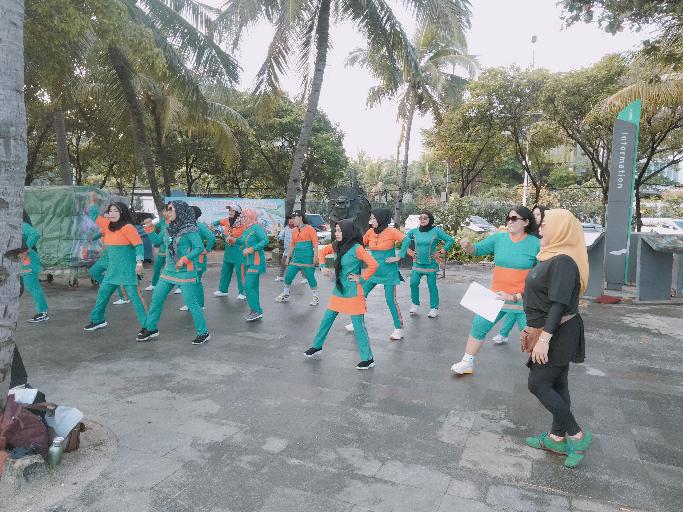 Komunitas Emak-emak Tipar Selatan Gelar Senam Sehat di Ancol