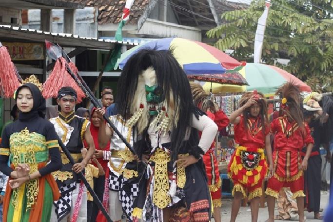Angkat Budaya Lokal, SMK Muhammadiyah Kunduran Juara II Karnaval HUT ke 80 RI