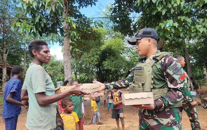 Berbagi Kasih di Ujung Timur Negeri: Satgas Yonif 312/KH Hadirkan Kehangatan Lewat Makanan Siap Saji di Kampung Yanggandur