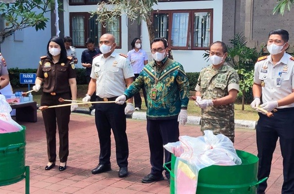 Kejari Bangli Musnahkan Barang Bukti dari 28 Perkara, Termasuk 5,61 Gram Narkotika