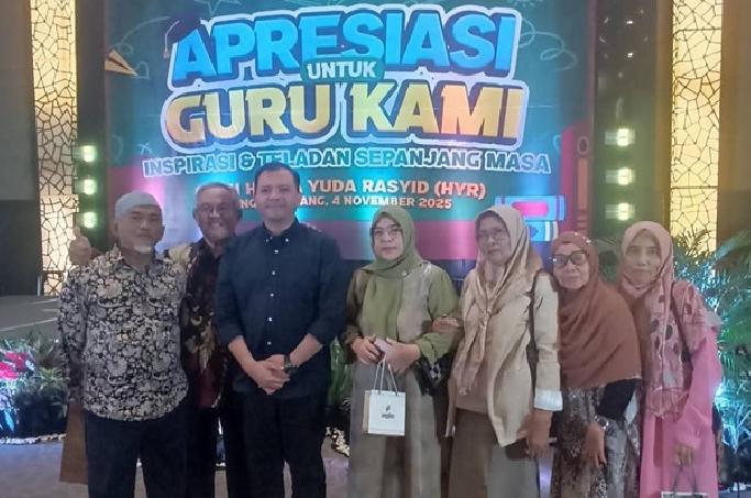 Mantan Murid Beri Hadiah Umroh Gratis Gurunya dari SD, SMP hingga SMA