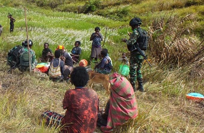 Satgas Yonif RK 751/VJS Anjangsana ke Rumah Masyarakat