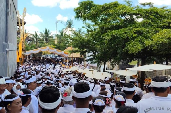 Satukan Doa dan Bakti Leluhur, Ribuan Umat Hindu Ikuti Upacara Maligia Massal di Bebalang
