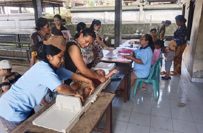 Babinsa Dampingi Kegiatan Posyandu Balita dan Lansia di Banjar Tandang Buana Sari