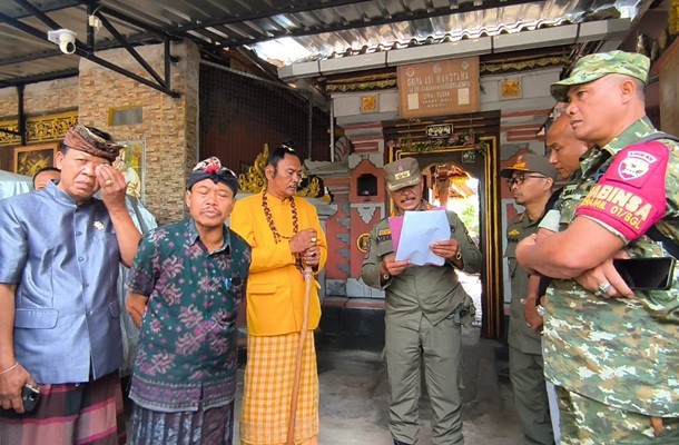 Satpol PP Bangli Bongkar Kanopi dan Tembok yang Menghalangi Jalan Usaha Tani