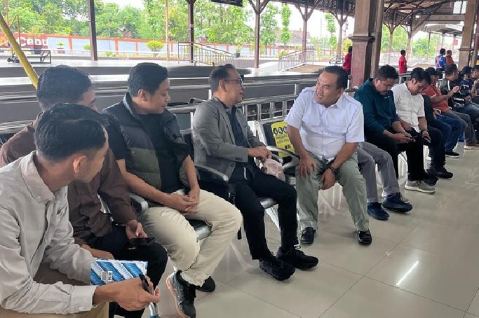 Tiba di Stasiun Cepu, Menko PMK Ungkapkan Kejutan