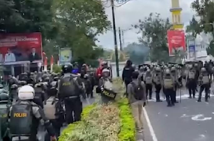 Gedung DPRD NTB Terbakar Saat Aksi Unjuk Rasa, Polisi dan TNI Turun Tangan