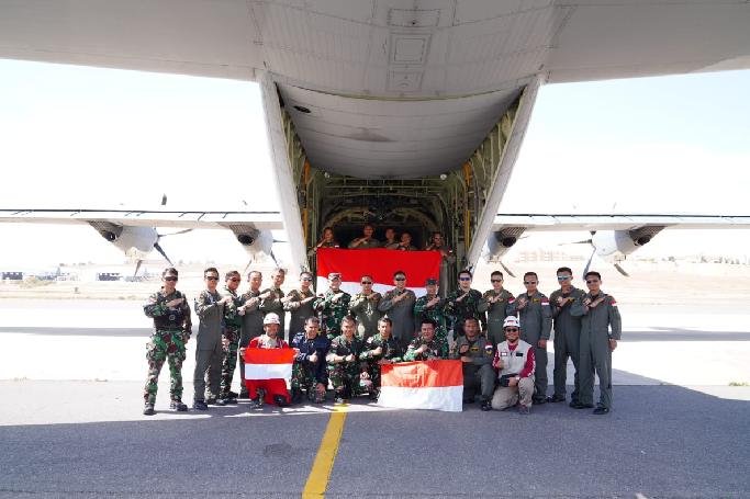 Pesawat Hercules TNI AU C 130 J (A-1340) Sukses Terjunkan Bantuan di Gaza