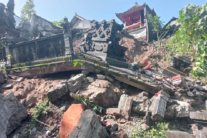 Cuaca Ekstrem Picu Longsor di Gianyar, Babinsa Desa Lebih Gerak Cepat Bantu Warga